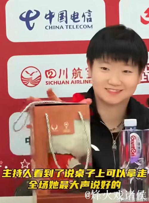 混团夺冠，国乒陪练角落等待，谁注意孙颖莎举动，刘国梁没说错
