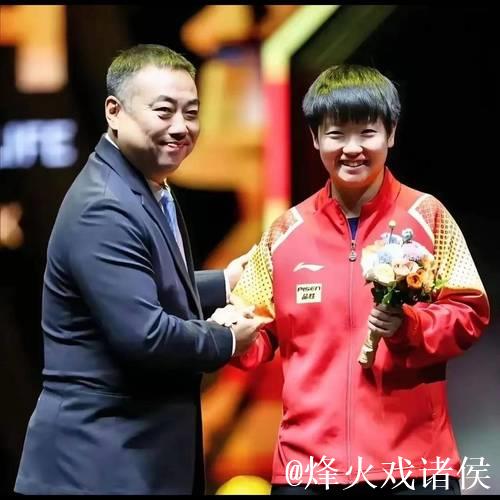 混团夺冠，国乒陪练角落等待，谁注意孙颖莎举动，刘国梁没说错